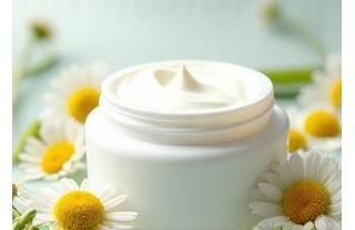 Hidratante Facial Camomila & Aloe: pote branco com creme leve cremoso e flores frescas de camomila ao redor
