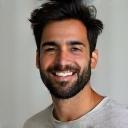 Foto de Douglas Lima, cliente LuxSkin Atelier – homem jovem de barba e camiseta sorrindo